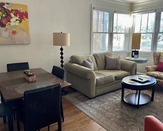 Renovated Cozy Cottage Centrally Located - Memphis - Ruang tamu