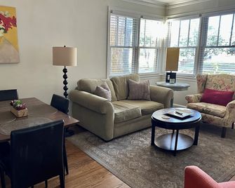 Renovated Cozy Cottage Centrally Located - Memphis - Living room