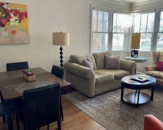 Renovated Cozy Cottage Centrally Located - ממפיס - סלון