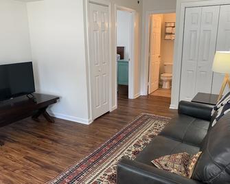 Easy get away! Easy downtown access in Portsmouth! - Portsmouth - Living room