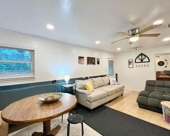 Lake Life Lodge Cottage by Belton Lake - Belton - Wohnzimmer