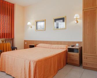 Hostal Montserrat - Tona - Habitación