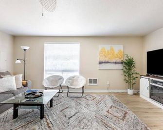 The Sunshine House - Sequim - Living room