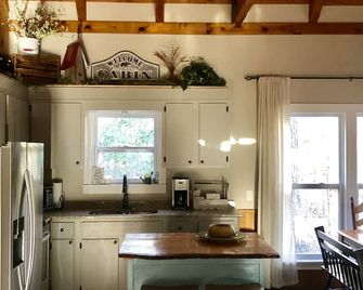 Private/secluded, multiple fire pits, fishing pond, a little taste of heaven! - Dahlonega - Kitchen