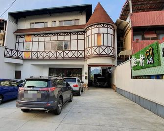 On One Side - Lugu Township - Edificio