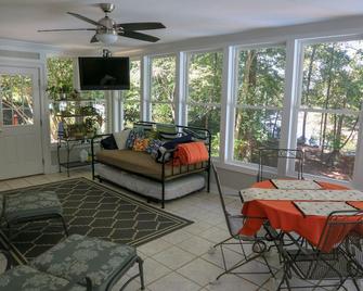 Go to Death Valley, on Lake Hartwell! - Clemson - Living room