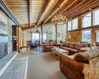 Log Ski Lodge - Wilmington - Living room