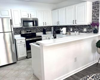 Glamorous Fort Myers Getaway! Condo Resort Style! - Fort Myers - Cucina