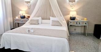 Hotel Plaza Del Castillo - Malaga - Camera da letto