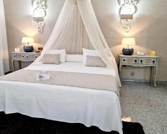 Hotel Plaza Del Castillo - Málaga - Schlafzimmer