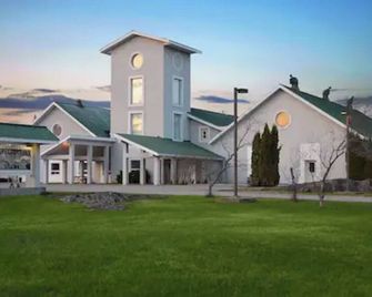 Spacious and spotless two-bedroom suite with full kitchen and livingroom. - Kirkland Lake - Bâtiment