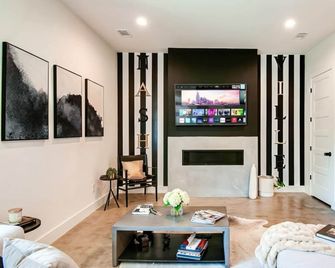 Close To The Gulch - Book Today - Nashville