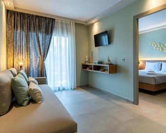 Estelle Family Luxury Apartments & Suites - Gerakini - Living room