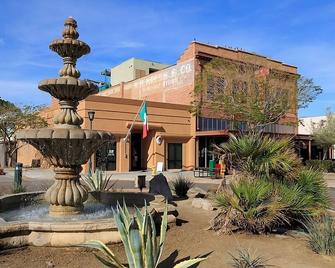 Vacation Escape, Two Modern Units! Pool/Parking And Hot Tub - Yuma - Gebouw