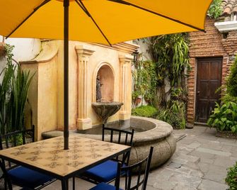 Hotel La Villa Serena - Antigua Guatemala - Patio