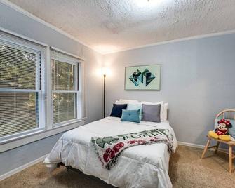 Dogs Give Us 5 Stars! Rustic Home, Huge Woodsy & Fenced Yard, Firepit, Close To Dining/Shops - Orange Park - Bedroom