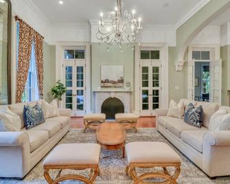 Exquisite Estate With Impeccable Courtyard, Gated Parking by Lucky Savannah - Savannah - Living room