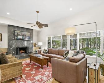 Westhampton 5 Bedroom Escape w/gunite pool, new hot tub and har-tru tennis - Westhampton - Living room