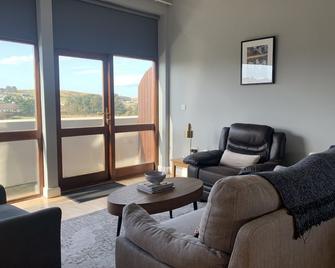 Croagh Patrick and Bunowen River views! - Louisburgh - Living room