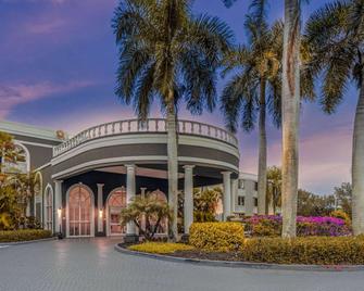 La Quinta Inn & Suites by Wyndham Naples Downtown - נייפלס - בניין