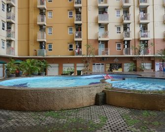 Homey Studio Apartment at Green Palm Residence - Yakarta - Piscina