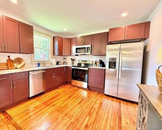 Charming Downtown Family Home with Fenced Yard - Raleigh - Kitchen