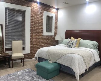 1 mile walk to 43rd St .beach. In Historic North Kenwood. 6.3 miles to Navy Pier - שיקאגו - חדר שינה