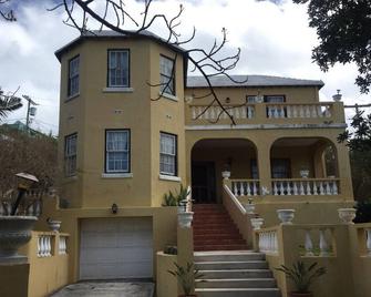 Chateau Getaway Bermy Style -Sleeps 4- 2 Bed1 Bath - Tucker’s Town - Building