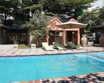 Tasha Lodge and Tours - Livingstone - Piscina