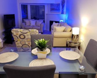 Lakeview Cozy Townhouse - 5 min from Hall Road - Clinton Township - Living room