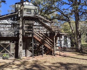 Rustic modern cabin surrounded by trees and large yard 25 miles from Waco/Temple - Marlin - Building