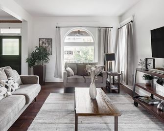 Flowing King Lincoln - Columbus - Living room