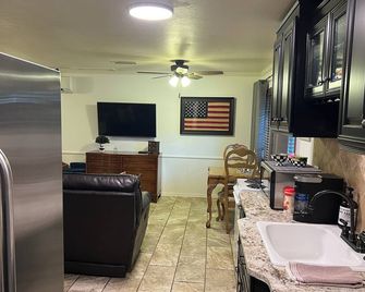 The Park At Wolflin Washer & Dryer, Wifi & Cable - Amarillo - Living room