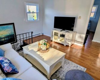 2-Bedroom Apartment in the quaint shore town of Avon-By-The-Sea! - Avon by the Sea - Sala de estar
