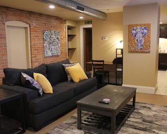 131 Cedar 5 · Luxury Studio with Full Kitchen in Downtown Kalamazoo - Kalamazoo - Living room