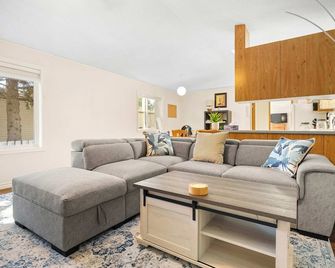 Sunrise at Sylvan Lake Family Friendly - Sylvan Lake - Living room