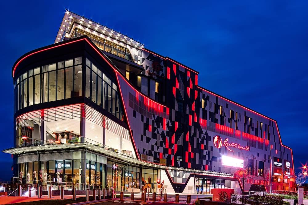 هوليداي إنر ك انيل ووريث ا وبٓرنوايس ك بٓي آيتش جي