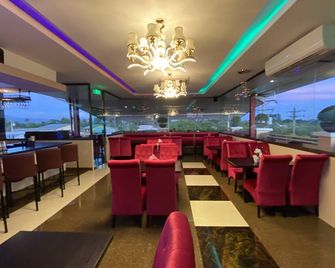 Grand Diamond Hotel Trinidad - Piarco - Restaurante