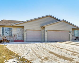 2 Mi to Lake Michigan: Cozy Duplex w/ Private Yard - Manitowoc - Budova