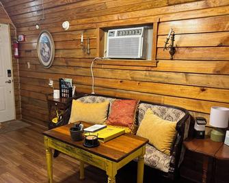 Cozy 200 ft tiny house with WiFi, AC, located in nature and close to so much. - Yulee - Wohnzimmer
