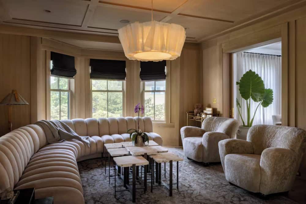 The Manor, A Luxury Mansion 15 min from Boston w/Large yard