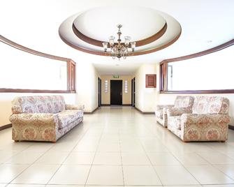 OYO 383 White Inn Hotel - Racha Thewa - Lobby