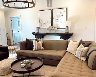Maple Ridge Lake House on Center Hill Lake - Baxter - Living room