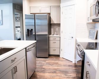 New family-sized home in the heart of old-town Nampa -- walking distance to NNU! - Nampa - Kitchen