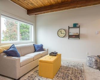 Dicky Bird Mount Washington Village - Courtenay - Living room