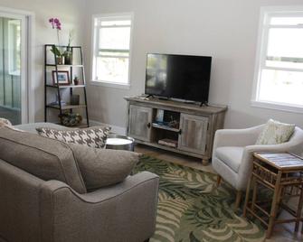 Maui Plantation Cottage Located Near Beach And Paia, Permitted Bbph 2017/0004 - Haiku-Pauwela - Living room