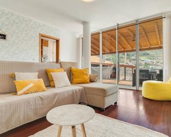 Alfa I in Machico With 2 Bedrooms and 2 Bathrooms - Machico - Sala de estar