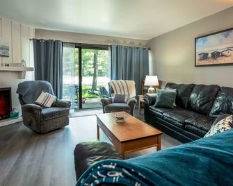 Cozy Condo at Interlaken Stay & Play on Lake Como - Lake Geneva - Living room