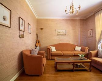 Quaint Holiday Home with Garden - Payzac - Sala de estar