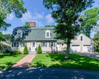 Great Family Home Near Beaches And Marina! - East Falmouth - Building